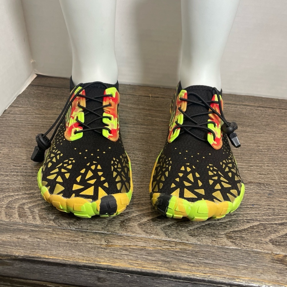 Women’s outdoor Geometric Sneakers. Quick dry. Pre-owned. Size 40.